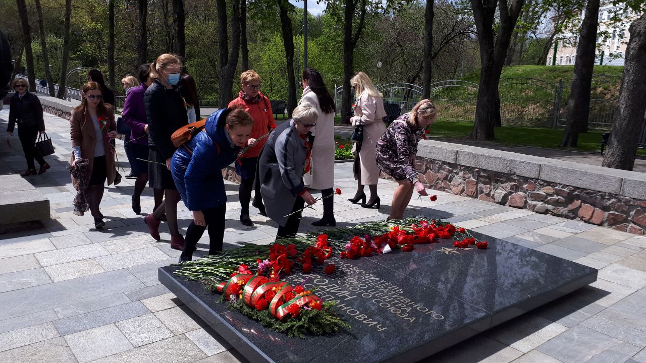 Возложение цветов Героям Великой Победы - ополченцам, защищавшим город во время Отечественной войны